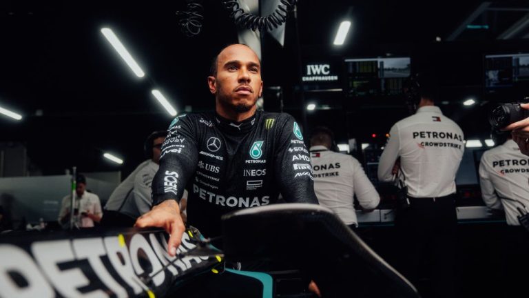 Lewis Hamilton apunta a Ferrari para quedarse con el asiento de Sainz o Leclerc