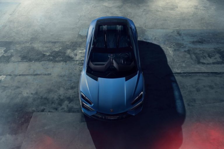 Lamborghini pospone su primer coche eléctrico hasta 2030 por ‘demanda cero’ mientras Ferrari acelera con el Luce