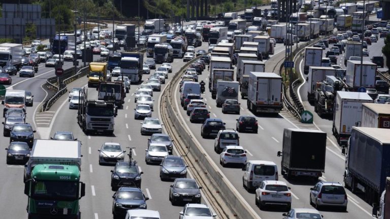 Para evitar los radares móviles de la DGT estas son las horas a las que debes viajar