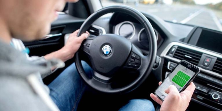 Distracciones al volante: estas son las más peligrosas según la DGT