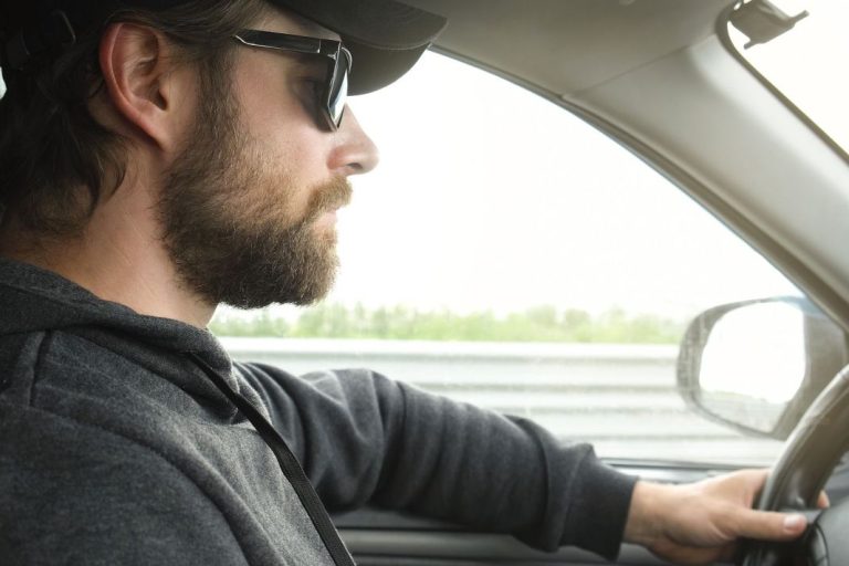 La DGT avisa de la multa que te puede poner por conducir con gorra o sombrero. Y da igual que sea verano o invierno