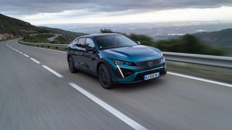 Peugeot 408 PHEV: así es la vida con un híbrido enchufable