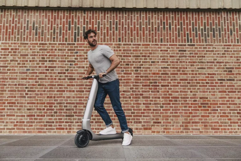 Certificado obligatorio para circular con patinete eléctrico: Qué es, cómo puedo conseguirlo y qué multa me van a poner si no lo llevo