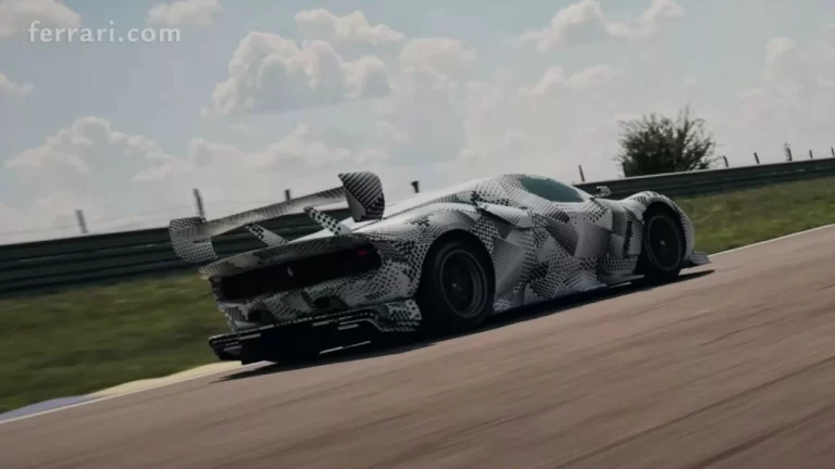 Así se le quitan las pegatinas al Ferrari KC23, un bólido único