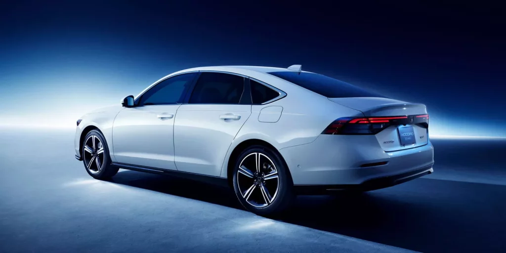 El Honda Accord recibe pequeñas mejoras para negarse a desaparecer 2 Motor16 2023 Honda Accord Japón. Imagen trasera.