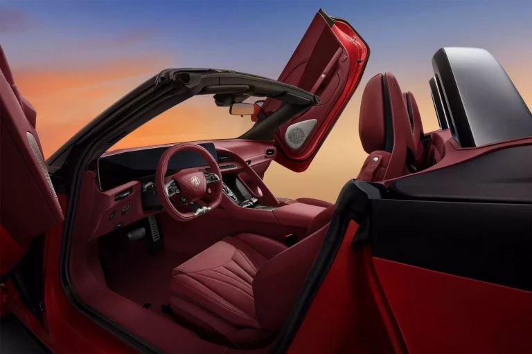 MG Cyberster: así es el interior del roadster eléctrico que se adelanta a sus rivales