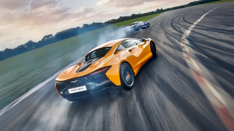El McLaren Artura quema goma por el 60 aniversario de la firma de Woking