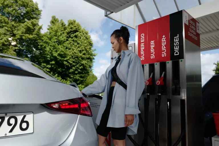 Los Mercedes-Benz ahora pagan solos en la gasolinera… pero con tu tarjeta