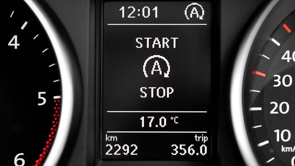2023 pantalla start stop coche ahorrar gasolina Motor16