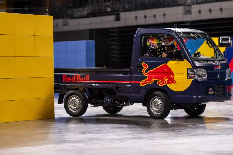 Los pilotos de Red Bull y de Alpha Tauri se pasan a los kei car