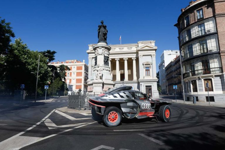 El Audi RS Q e-tron se ‘sale’ en Madrid, París y Estocolmo. Este es el motivo