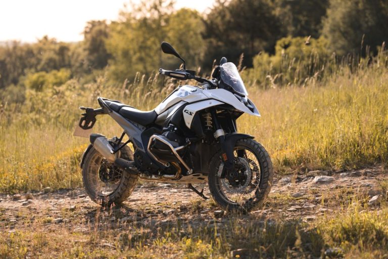 BMW R 1300 GS 2026 estrena escape Akrapovič de serie y anticipa novedades en Europa