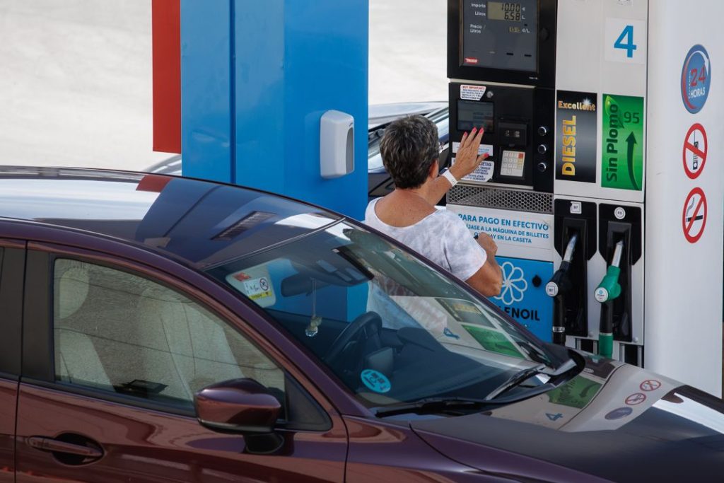 La OCU mueve ficha y denuncia a las gasolineras frente a la CNMC por el precio de la gasolina y el diésel: ‘tienen un comportamiento coordinado’ 13 Motor16 EuropaPress mujer echar carburante vehiculo estacion servicio septiembre 2023 Motor16