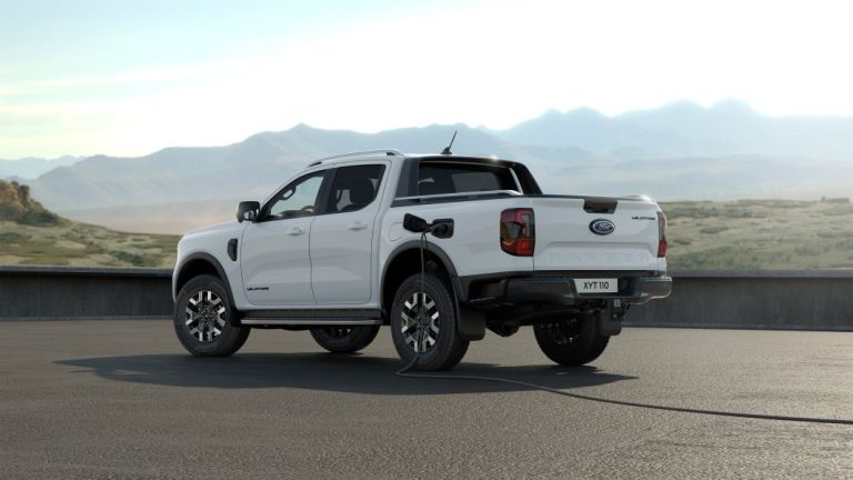 Ford Ranger PHEV: El primer pick up híbrido enchufable del mercado llegará en 2025