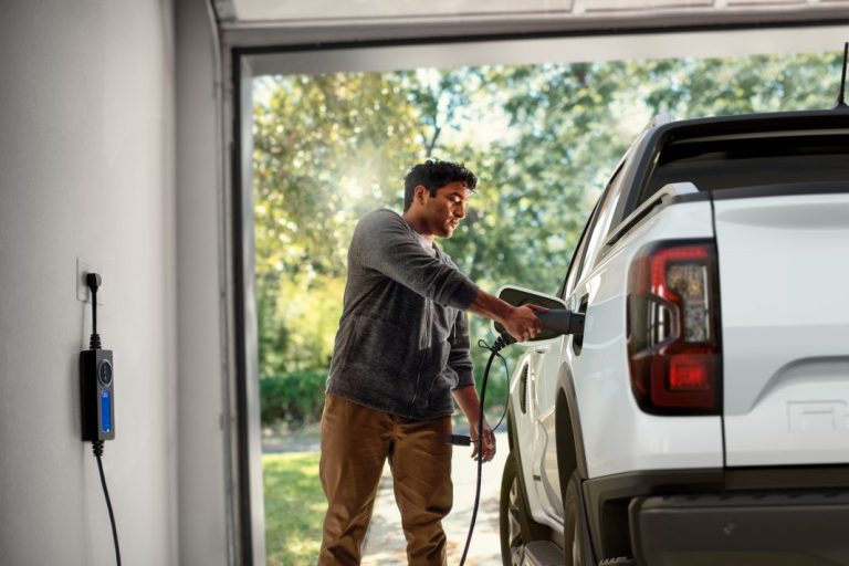La OCU planta cara a la DGT: Los dueños de un coche híbrido pueden echarse a temblar