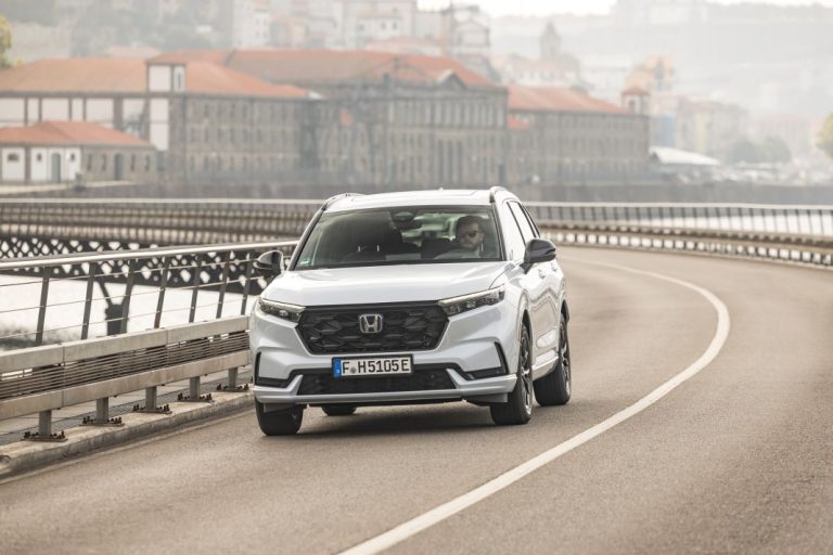 Primera prueba del Honda CR-V e:HEV y e:PHEV: Un buen SUV con un pequeño inconveniente