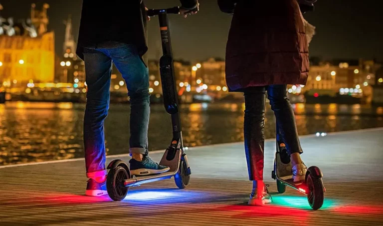 5 consejos a seguir si conduces un patinete o una bicicleta de noche