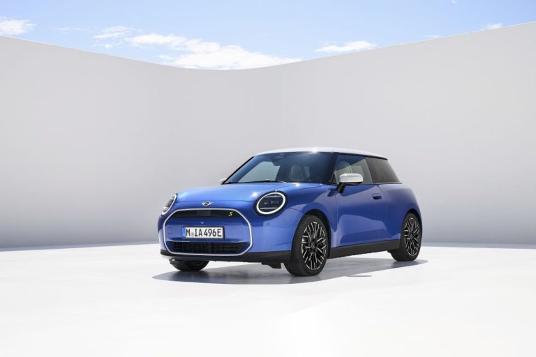 El nuevo Mini Cooper 2024 100 % eléctrico enseña todos sus detalles