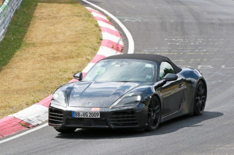Fotos espía del Porsche 718 Boxster eléctrico, que nos enseña su salpicadero