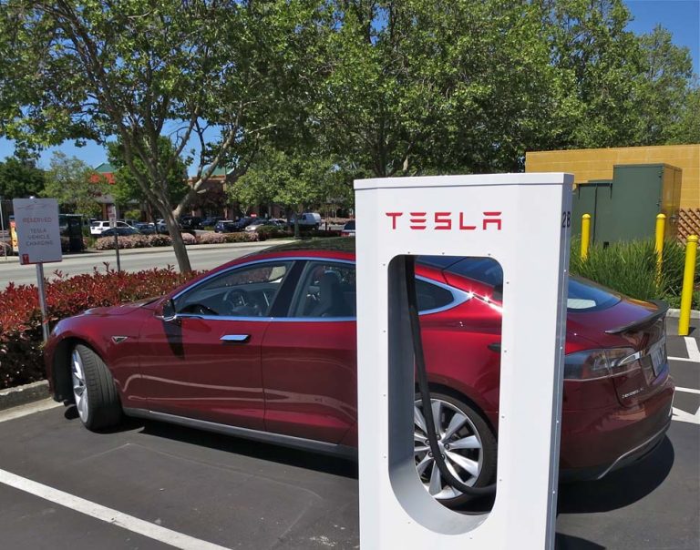 Supercharger Tesla : Esta es la petrolera que está comprando sus estaciones. ¿Qué hay detrás de este negocio?