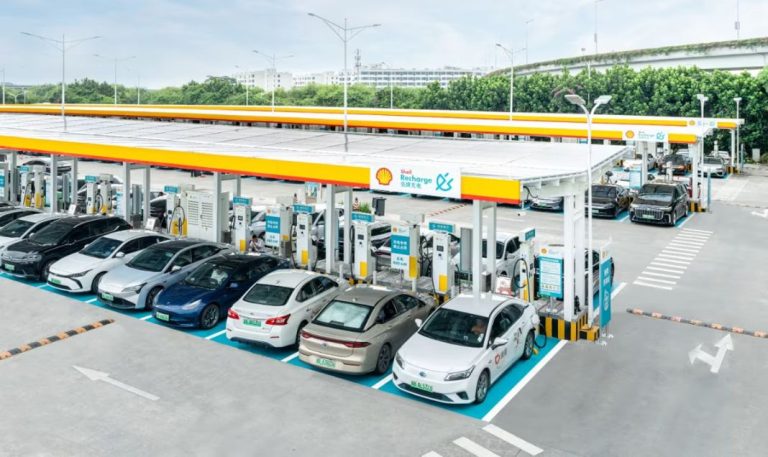 La estación de carga rápida más grande del mundo no es de Tesla… sino de su gran rival
