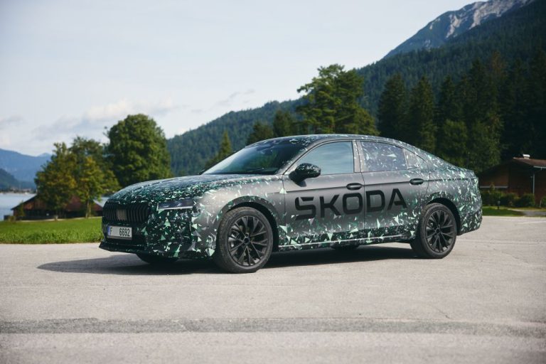 El Skoda Superb 2024 se muestra por primera vez con su carrocería berlina