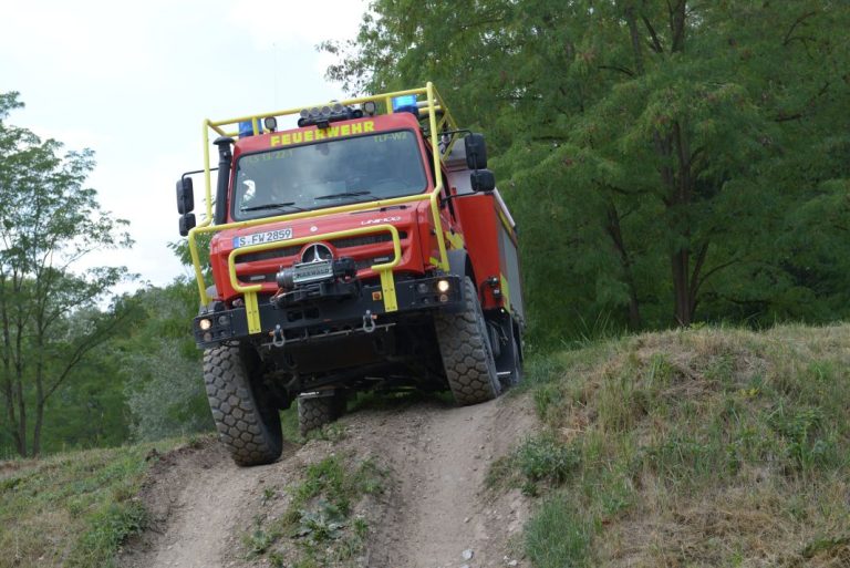 Este Mercedes Unimog es el camión de bomberos todoterreno definitivo