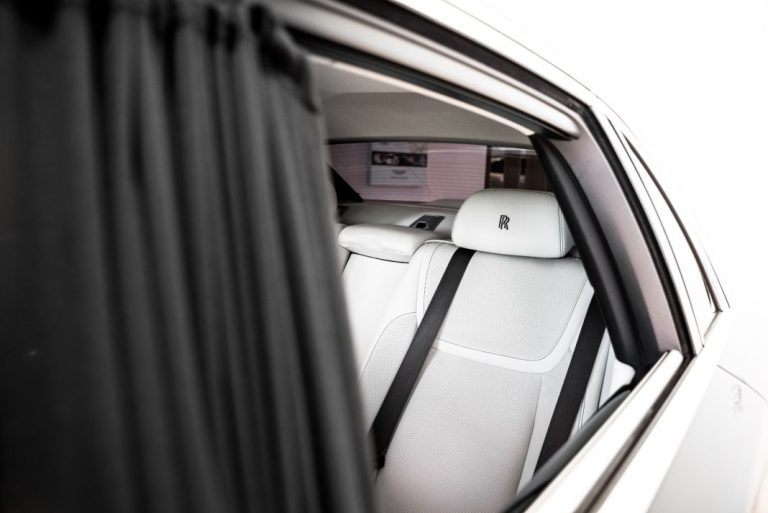 La DGT y el misterio de las cortinillas en las ventanas de tu coche
