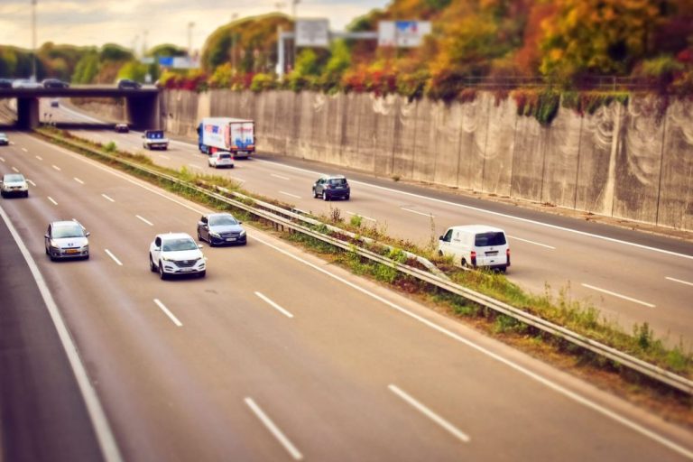 En estas situaciones la DGT no te puede multar por adelantar por el carril derecho