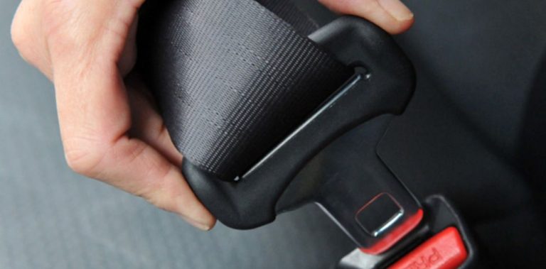La forma correcta de regular el cinturón de seguridad de un coche.