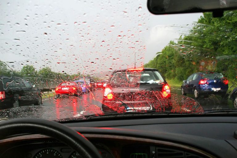 Los consejos de la DGT si vas a conducir con fuertes lluvias