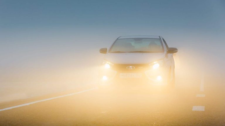 La advertencia que la DGT hace a quienes se olvidan puestas las luces antiniebla