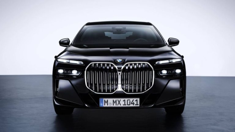 Para conducir el nuevo buque insignia de BMW necesitarás carnet de camión
