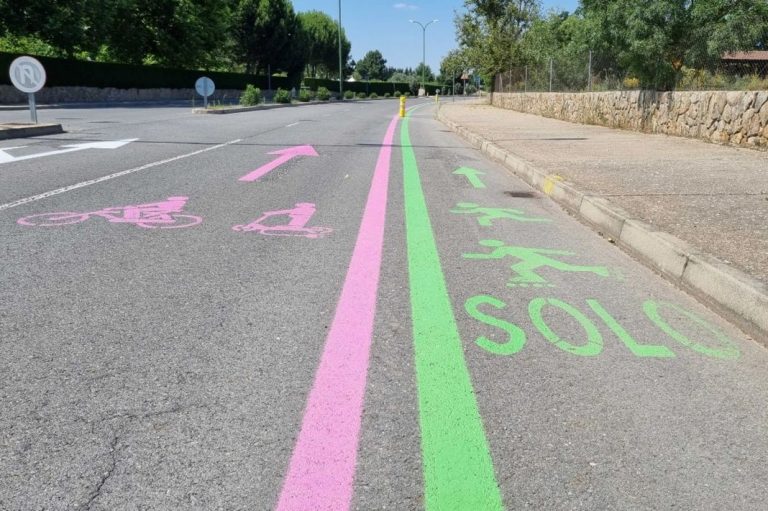 Las nuevas señales de carril: Líneas rosas y verdes en la vía