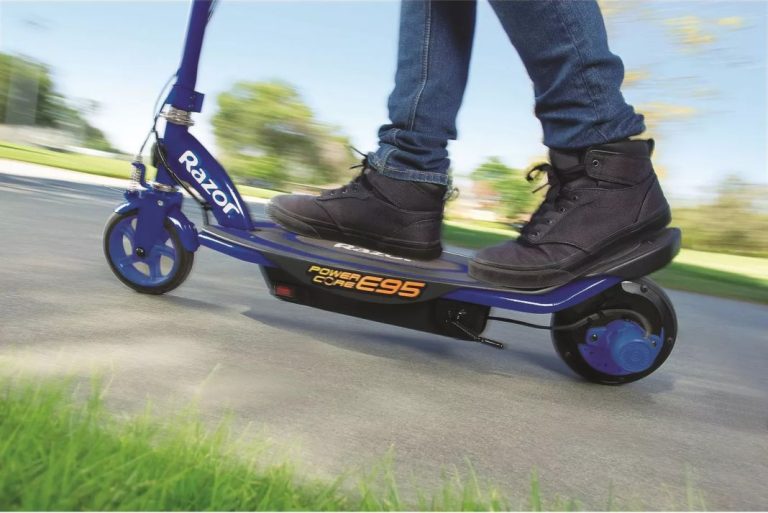La multa que la DGT te puede poner si trucas tu patinete eléctrico