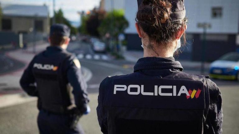 ¿Puede la Policía o la Guardia Civil desmontar la radio de mi coche?
