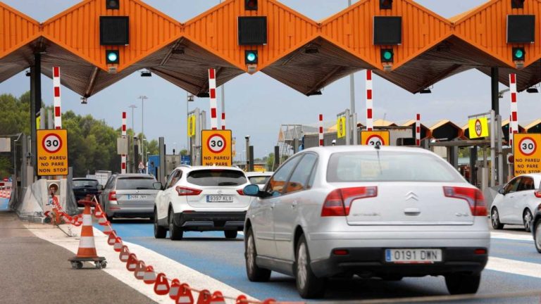 Si perteneces a estos colectivos de conductores no vas a pagar peajes el año que viene