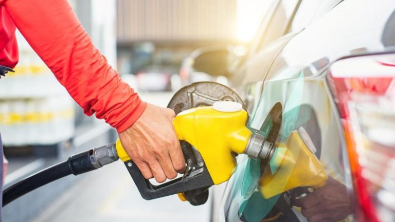La OCU no se corta: Estos son los motivos por los que la gasolina y el diésel son tan caros en España