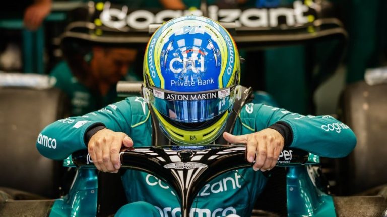 Fernando Alonso podría tener un pie fuera de Aston Martin. Este dicen que será su sustituto