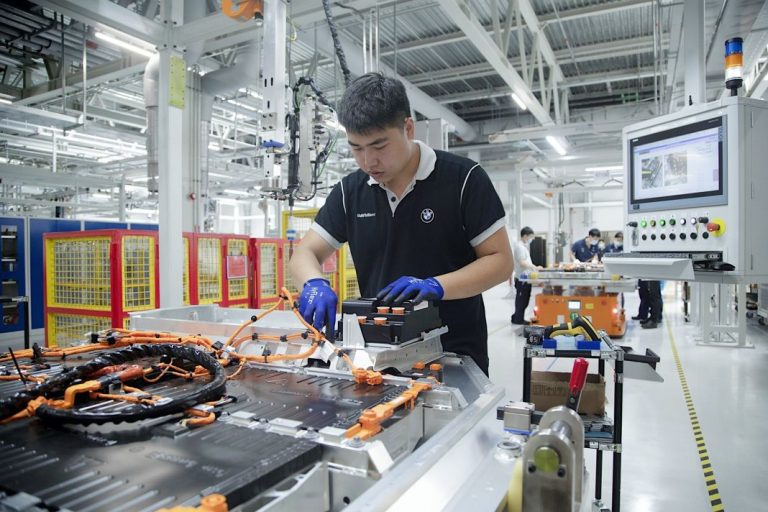 Los fabricantes de coches piden una estrategia industrial que haga de Europa «un rival para los dragones chinos»