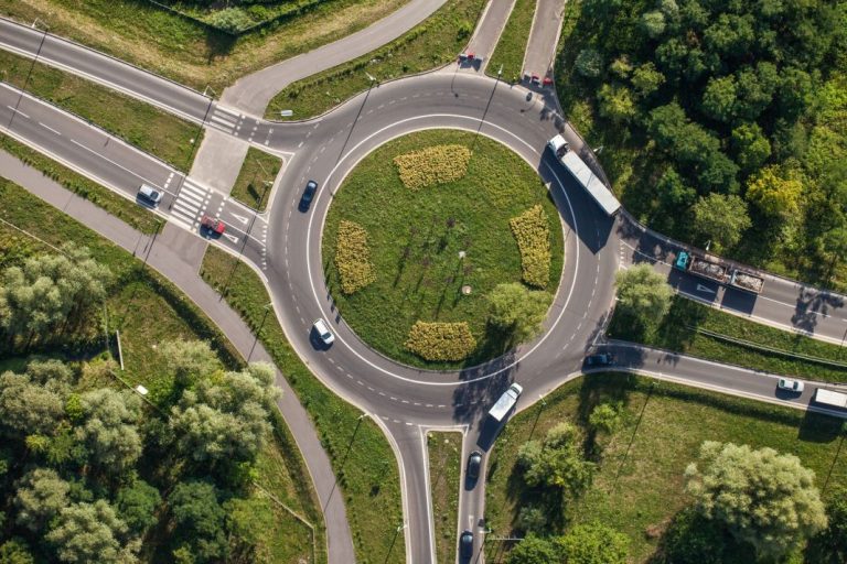 La DGT te explica cómo debes circular de forma correcta por una rotonda