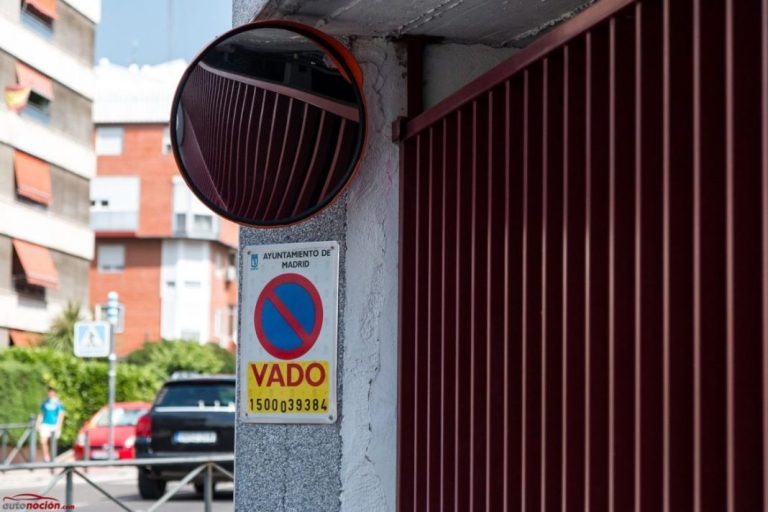 ¿Qué pasa si aparco en la puerta de un garaje que no tiene vado? El RGC te lo explica al detalle
