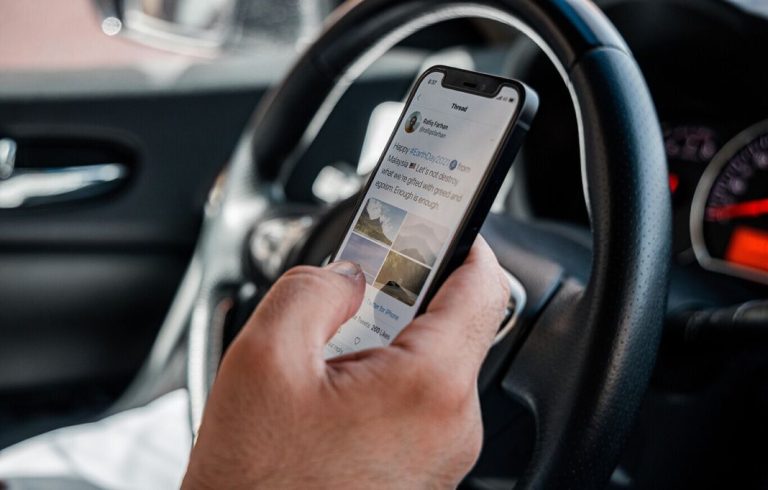 Conductores, cuidado: así castiga la DGT a quienes usan dispositivos móviles al conducir