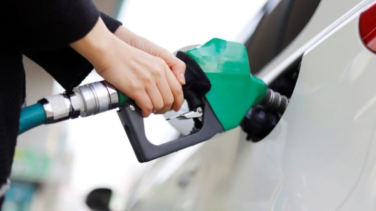 Planifica tu viaje: descubre cuando es más barato echar gasolina