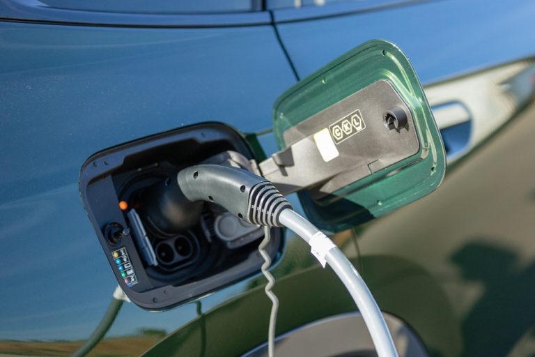 El coche eléctrico en España: Dos obstáculos que pone el Gobierno y que le impiden despegar