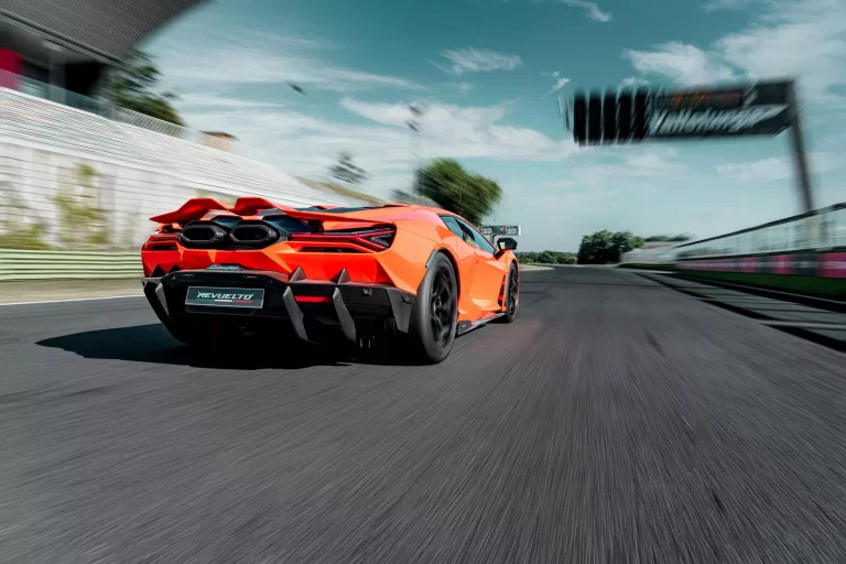 Andrea Caldarelli exprime la mecánica híbrida del Lamborghini Revuelto