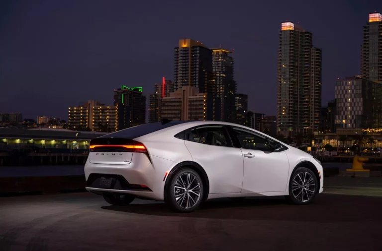 Aquí aún esperamos al nuevo Toyota Prius, pero en EE.UU. ya lo han renovado