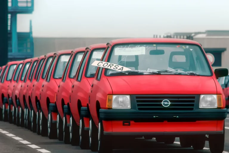 El día en el que tu coche sin etiqueta de la DGT no podrá circular por la carretera