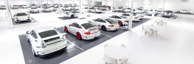 Una colección de 56 Porsche de color blanco se pone a la venta
