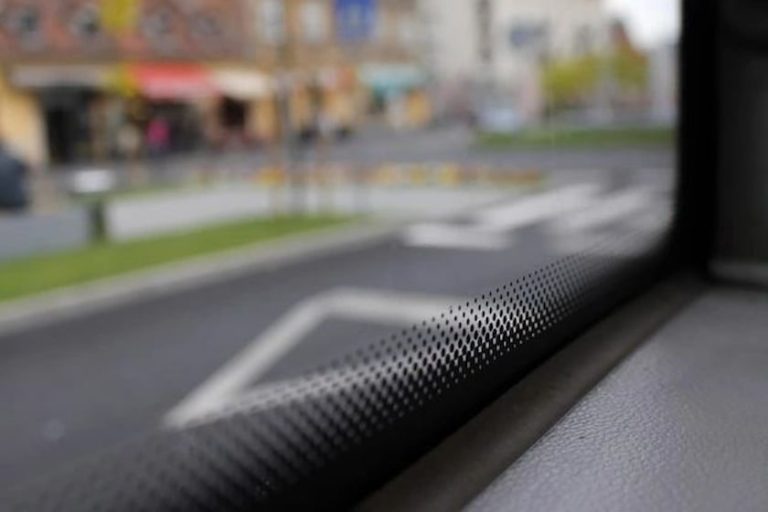 Los puntos negros de la luna de tu coche, esconden un secreto